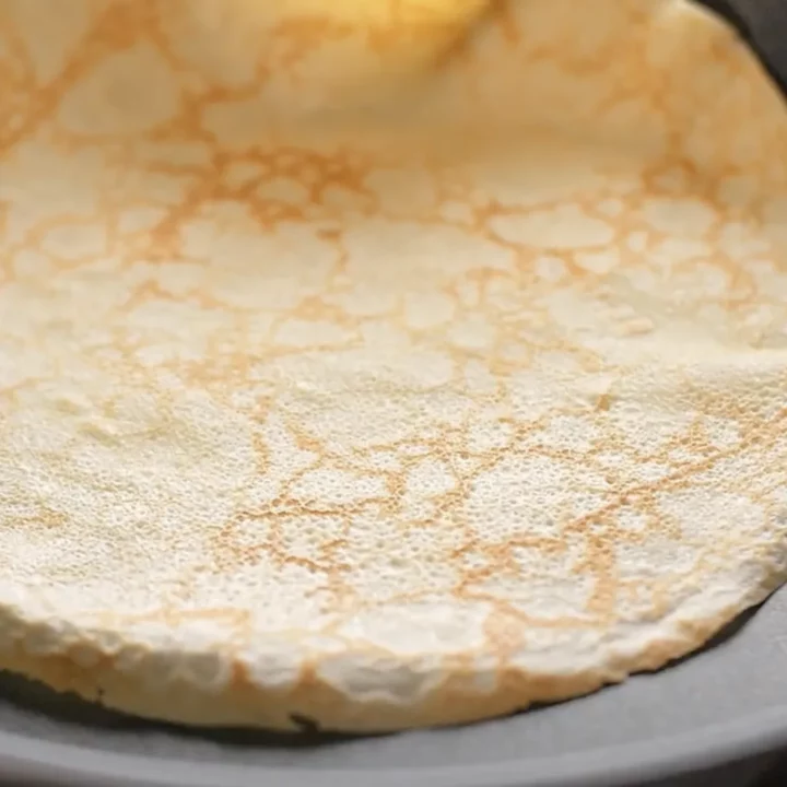 Retourner la crêpe une fois dorée à l’aide d’une spatule