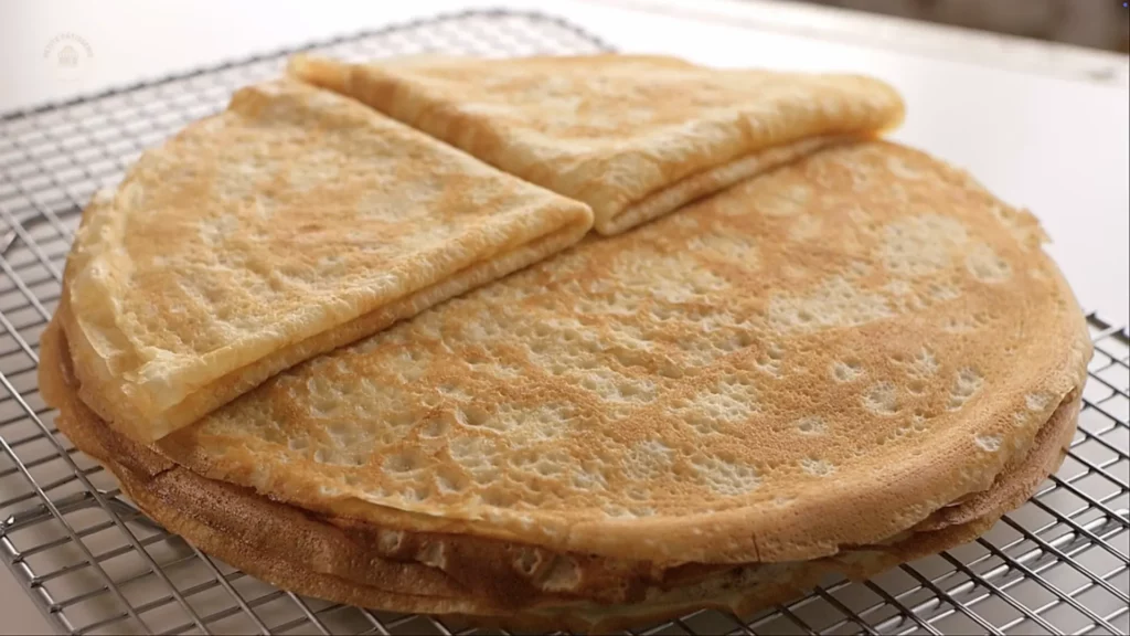 Crêpes dorées et moelleuses empilées prêtes à déguster