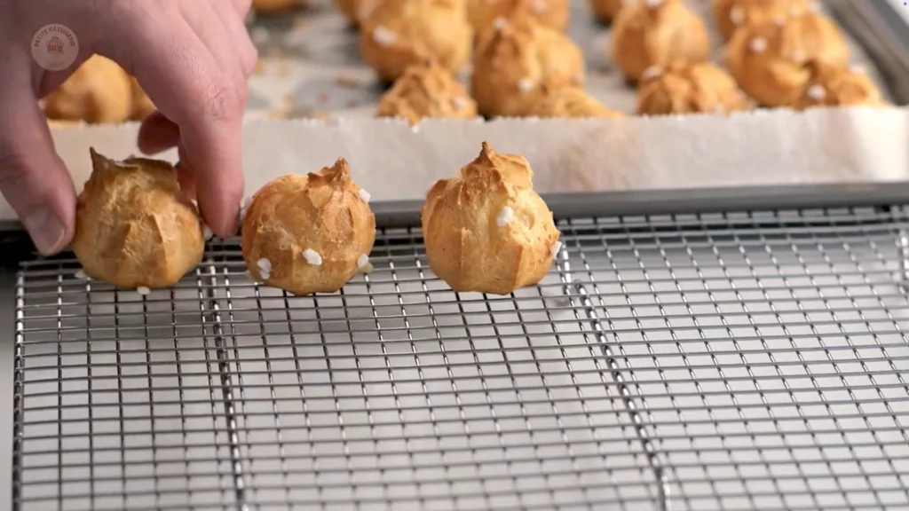 Chouquettes refroidissant sur une grille