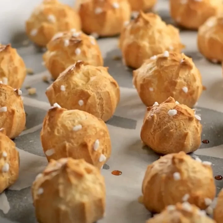 Chouquettes dorées sorties du four