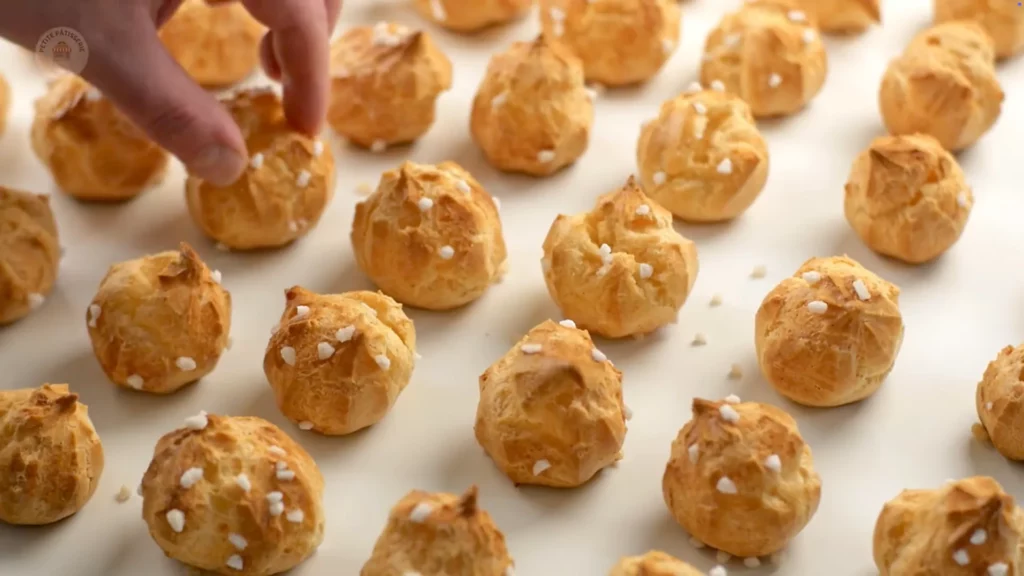 Zoom sur des chouquettes au sucre perlé
