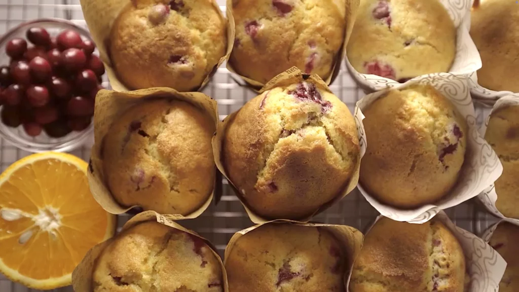 Muffins refroidissant sur une grille