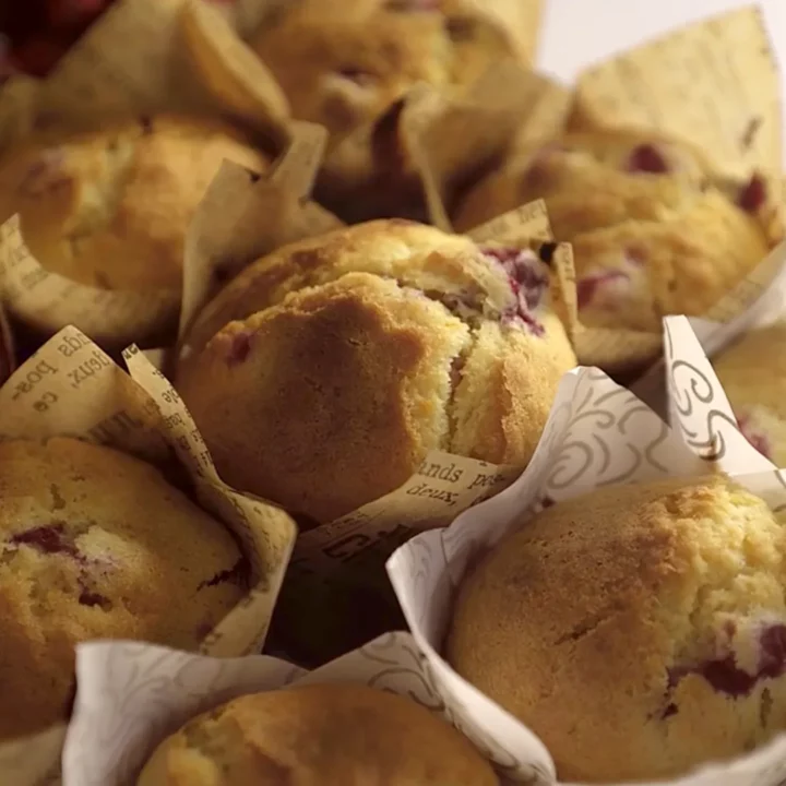 Gros plan sur les muffins cuits, dorés et moelleux