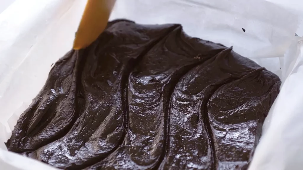 Pâte de brownies dans le moule, surface marbrée