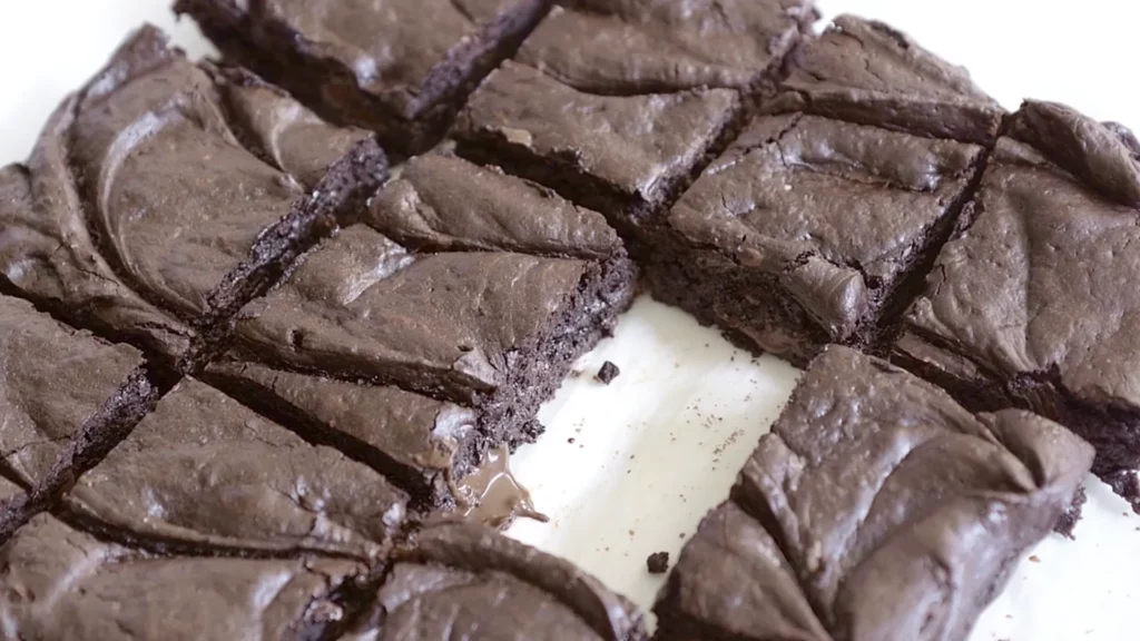 Brownies cuits et coupés en carrés brillants
