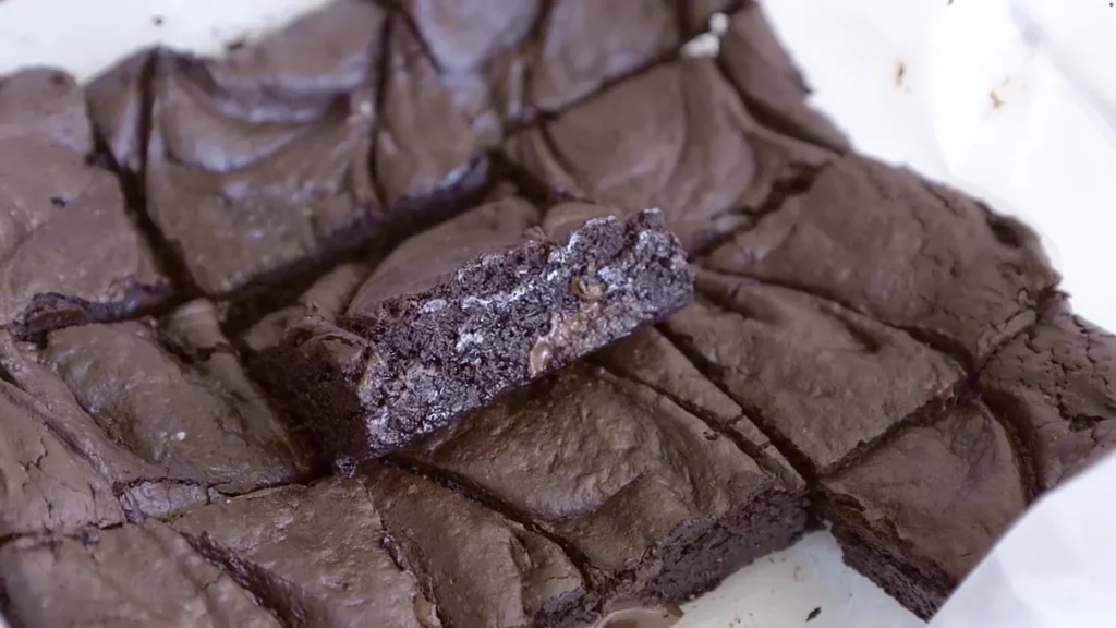 Brownies coupés et séparés sur fond blanc.