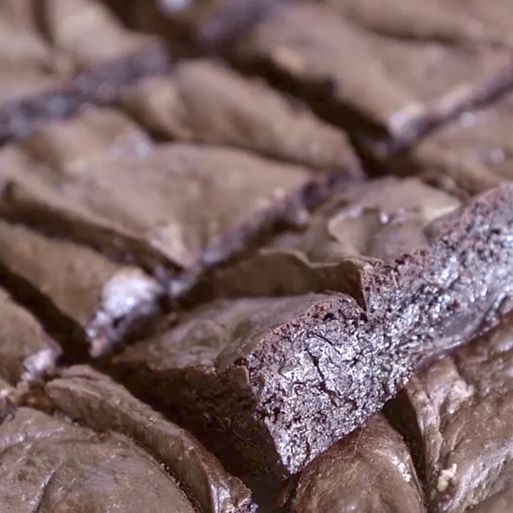 Brownies coupés et séparés sur fond blanc