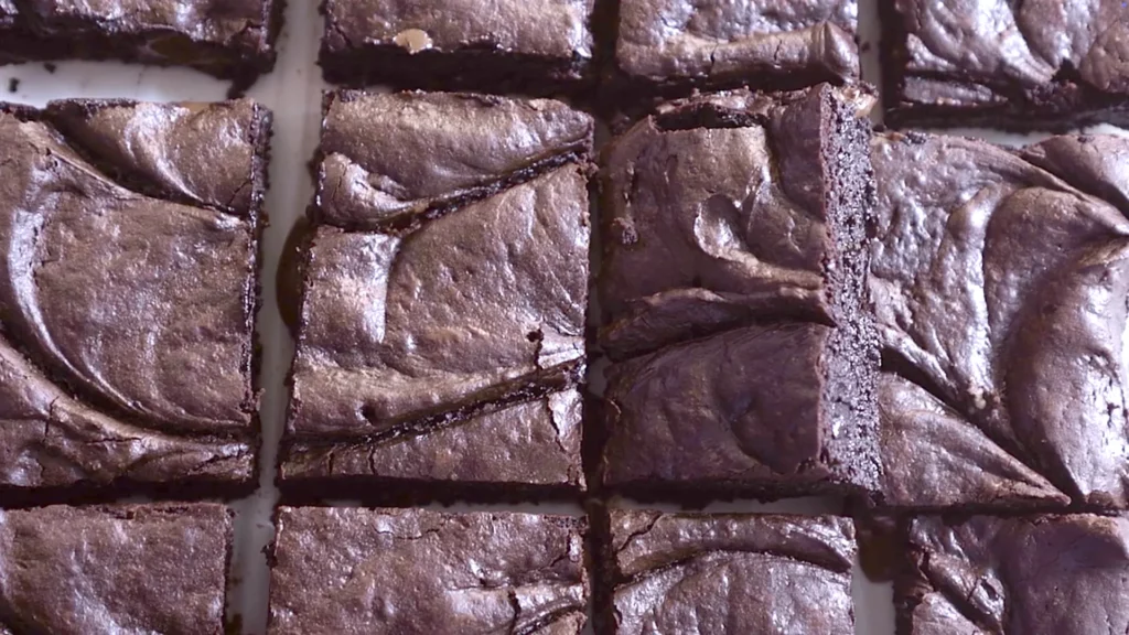 Surface craquelée des brownies après cuisson.