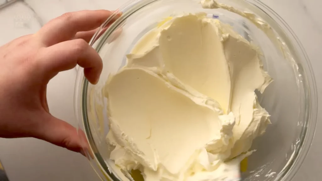 Mascarpone assoupli dans un bol en verre avant mélange