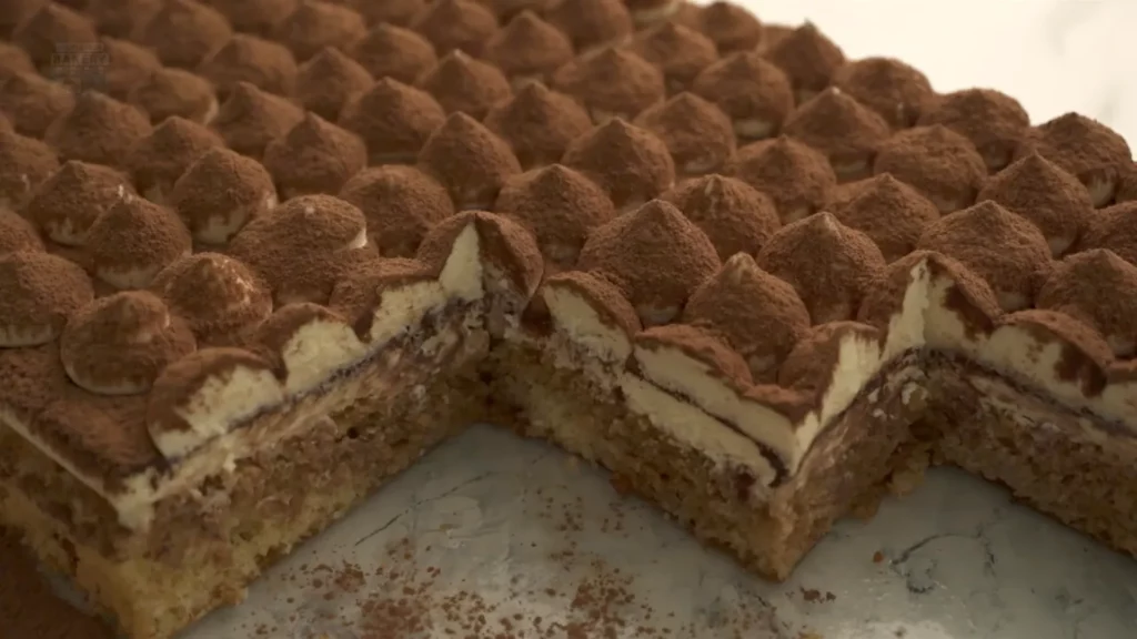 Gâteau tiramisu découpé, montrant les couches de crème et de café