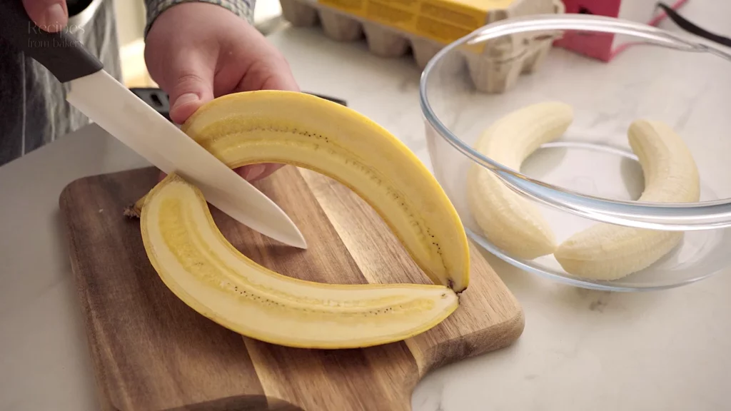 Banane coupée en deux.