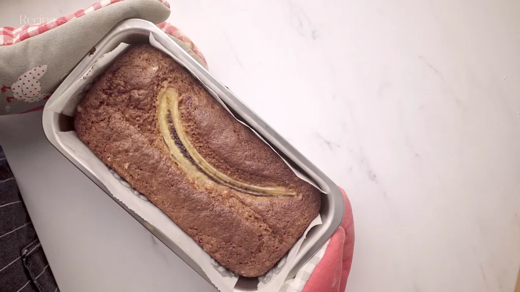Cake à la banane dans son moule, prêt à être démoulé.