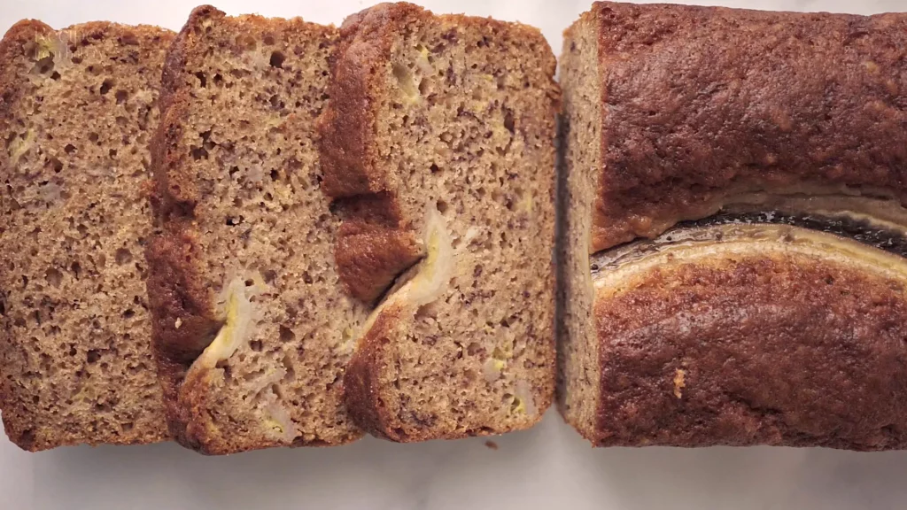 Tranches de banana bread dorées montrant la mie tendre et uniforme.