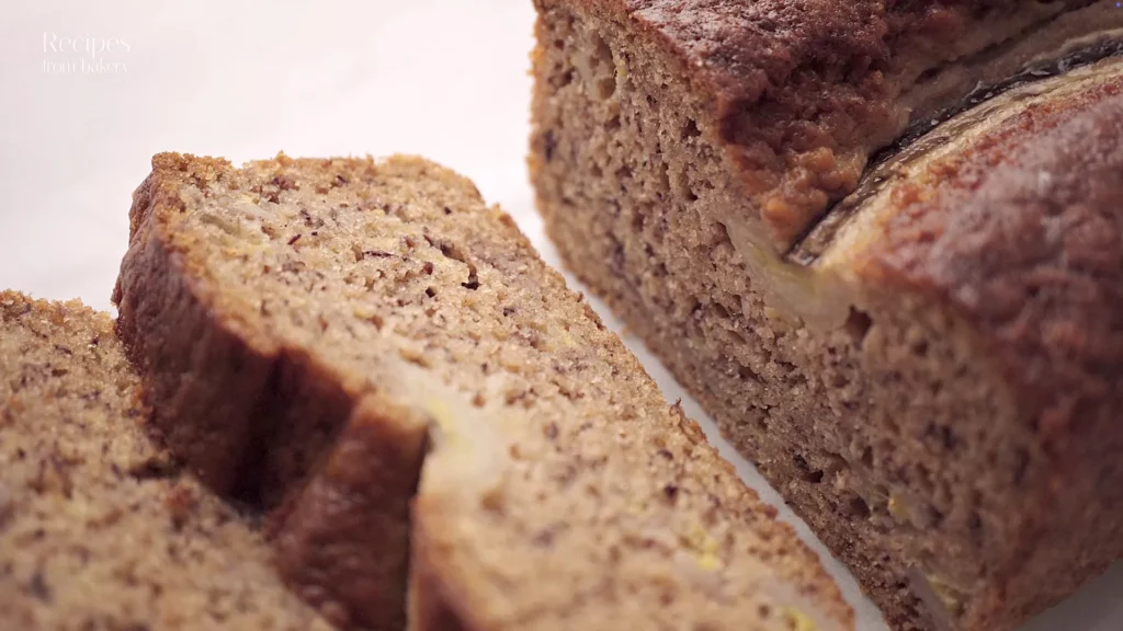 Tranches de banana bread dorées montrant la mie tendre et uniforme.