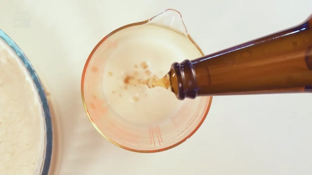Versement de la bière dans un verre