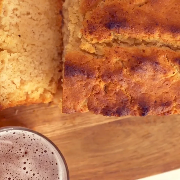 Cake à la bière avec un verre de bière blonde à côté