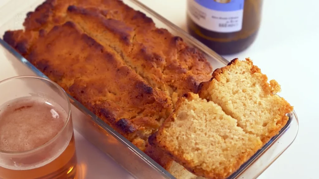 Cake à la bière entier avec un verre de bière blonde à côté