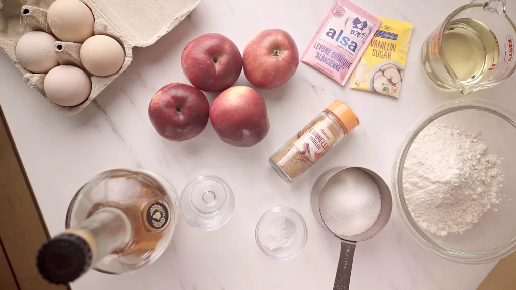 Ingrédients disposés sur la table pour le gâteau aux pommes classique