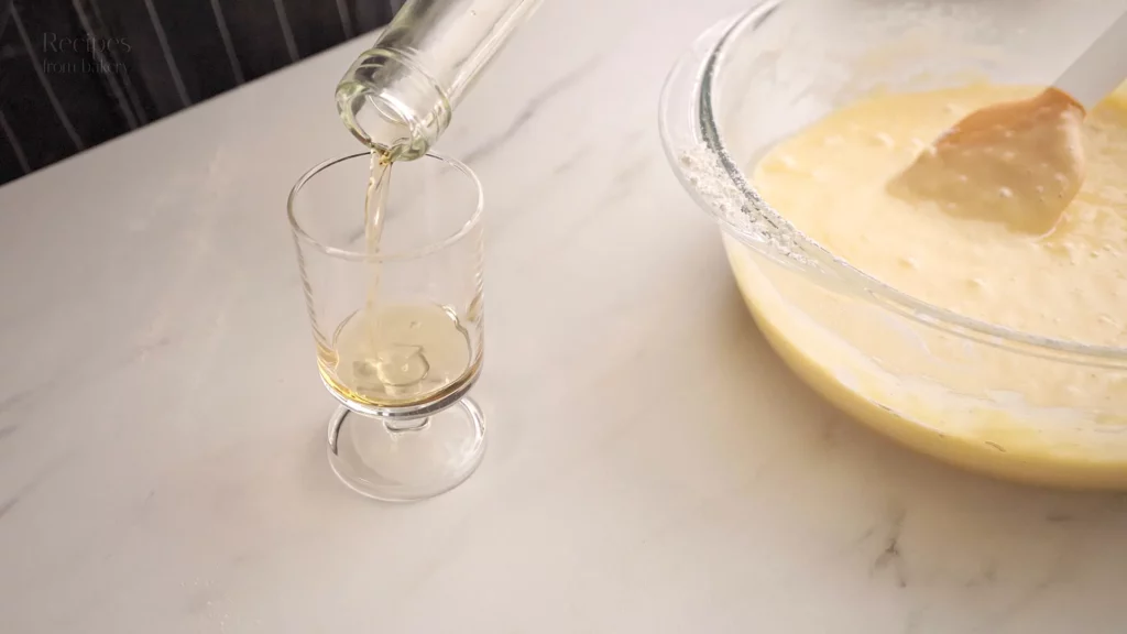 Incorporation de rum ou cognac dans la pâte à gâteau