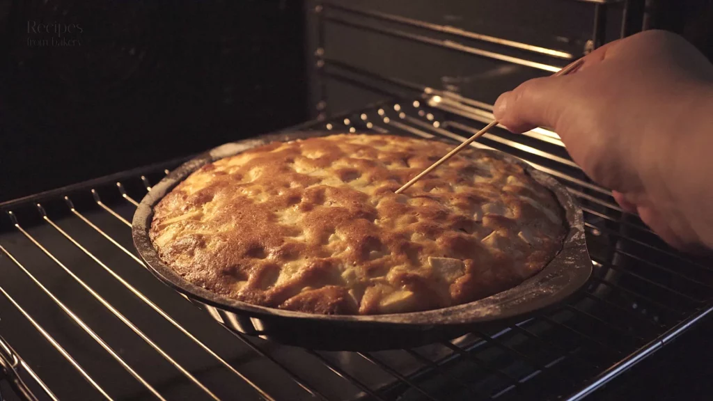 Vérification de la cuisson du gâteau aux pommes avec un cure-dent