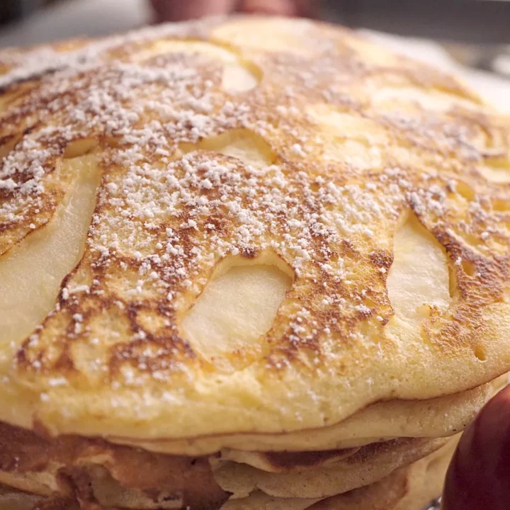 Pancakes moelleux empilés avec tranches de pomme visibles
