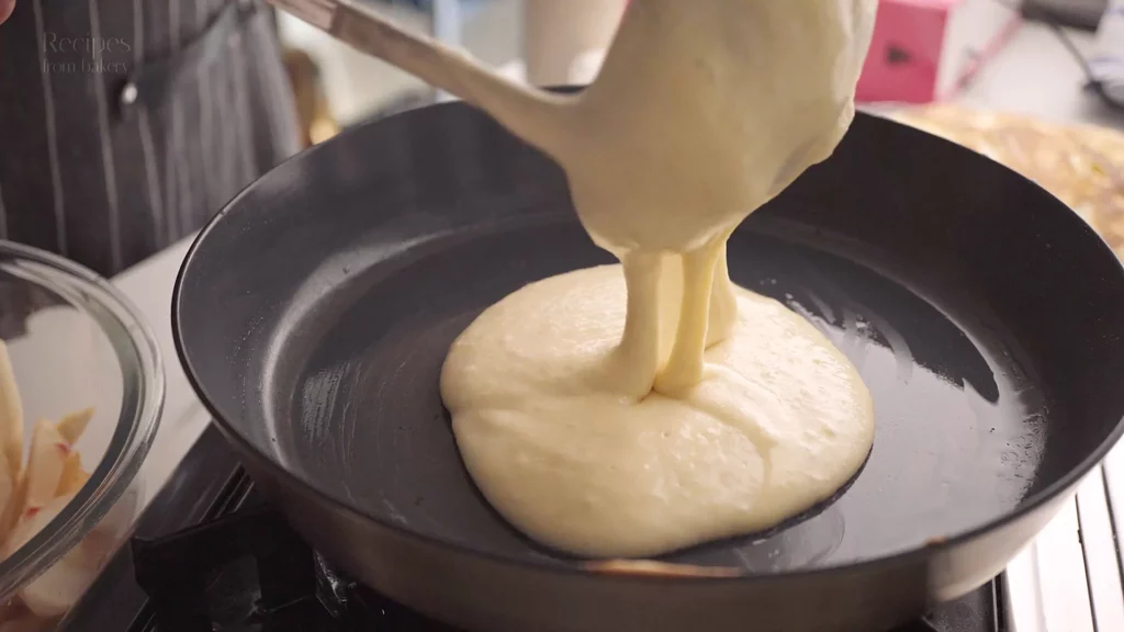 Versement de pâte à pancakes dans une poêle chaude