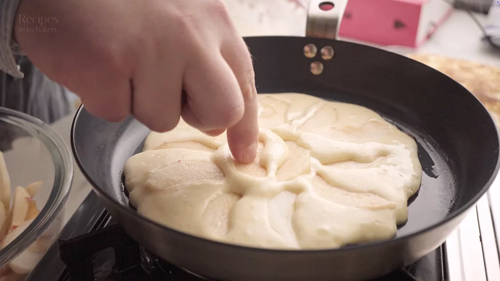 Ajout de tranches de pomme en cercle pendant la cuisson