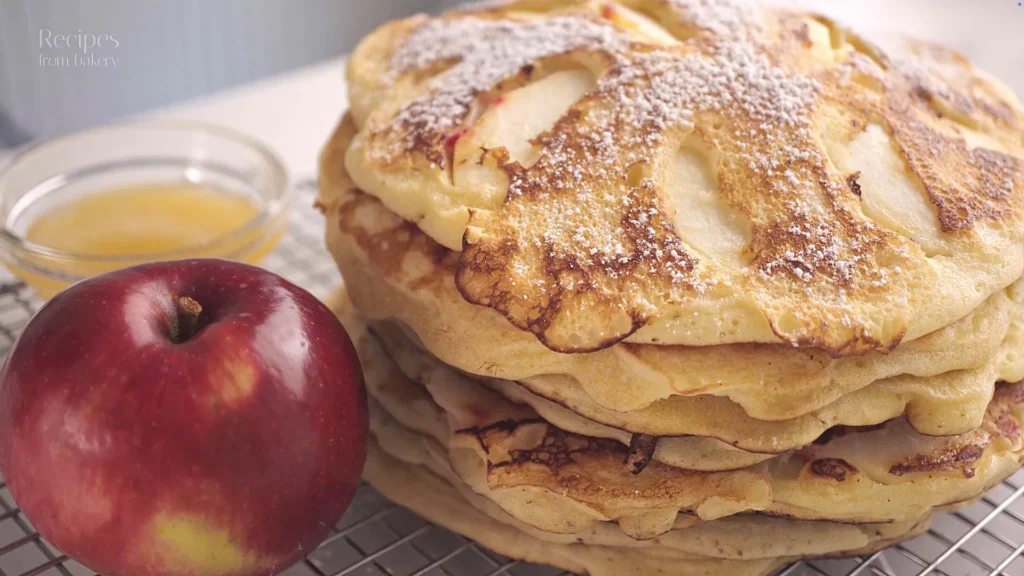 Pancakes moelleux empilés avec tranches de pomme visibles