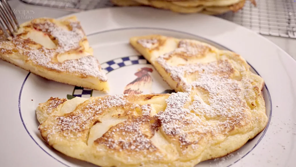 Gâteau de pancakes coupé montrant des morceaux de pomme fondants