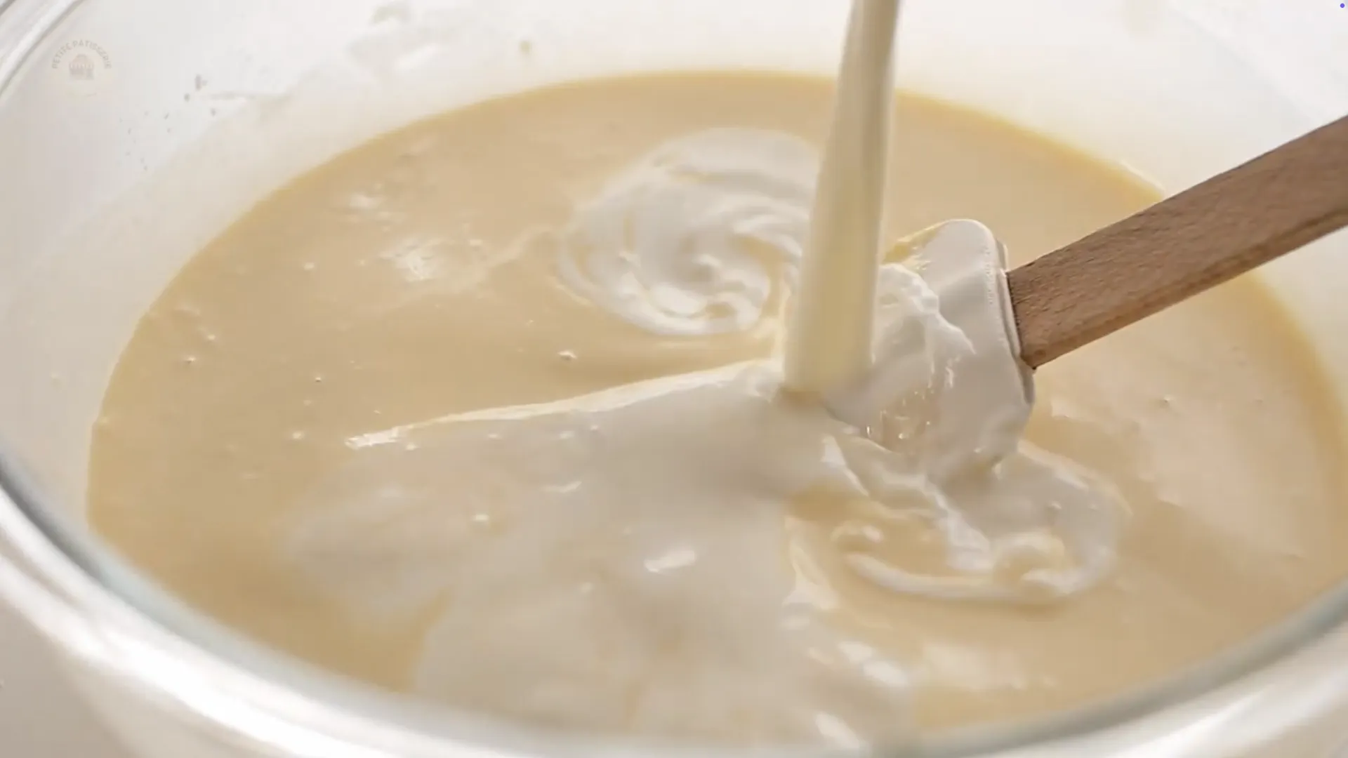 Mélange de la pâte à crêpes jusqu’à obtenir une texture fluide