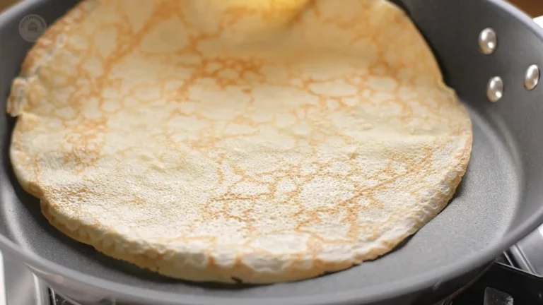 Retourner la crêpe une fois dorée à l’aide d’une spatule