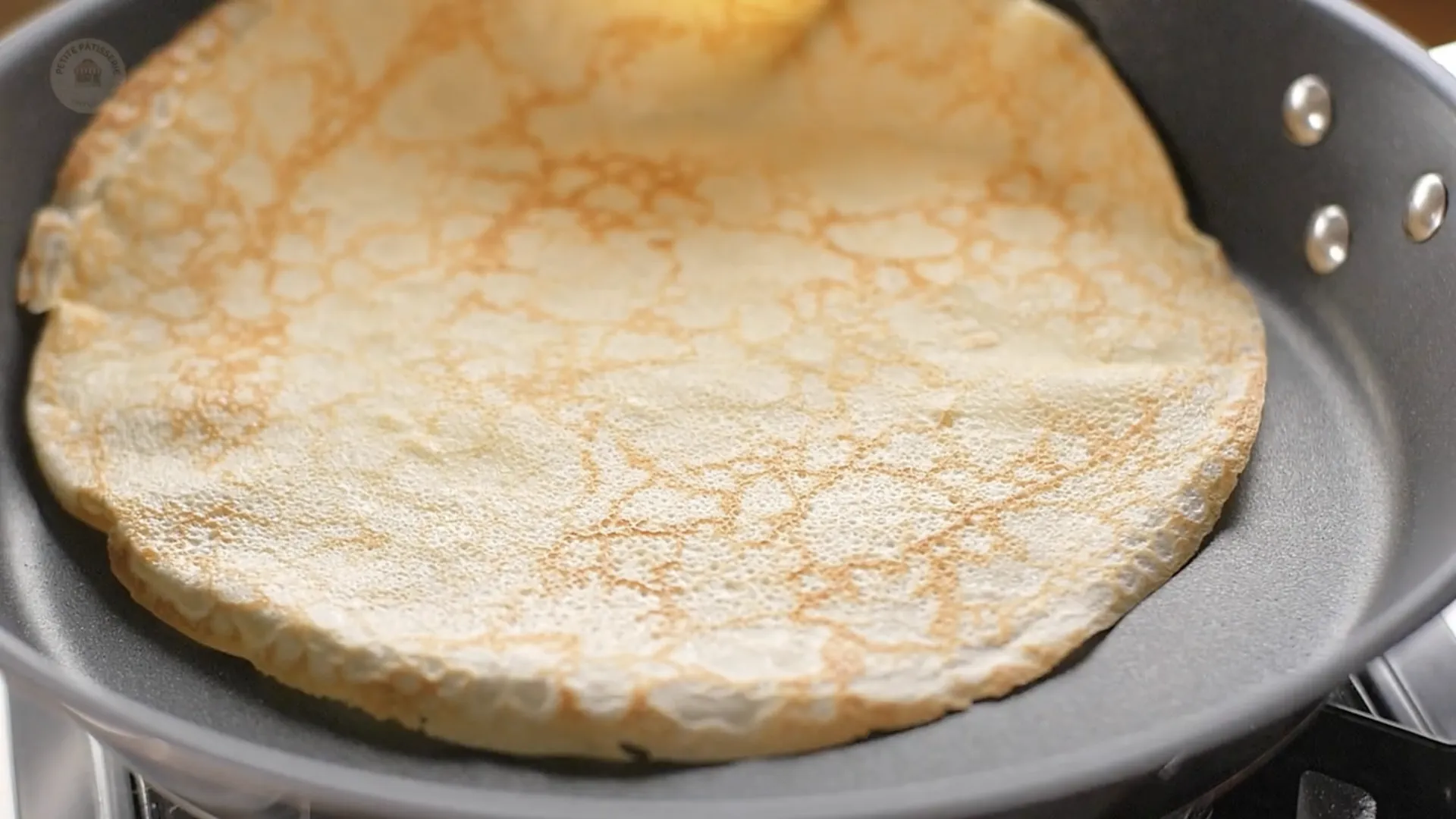 Retourner la crêpe une fois dorée à l’aide d’une spatule