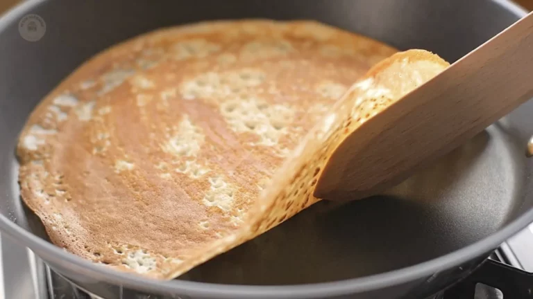 Retourner la crêpe une fois dorée à l’aide d’une spatule