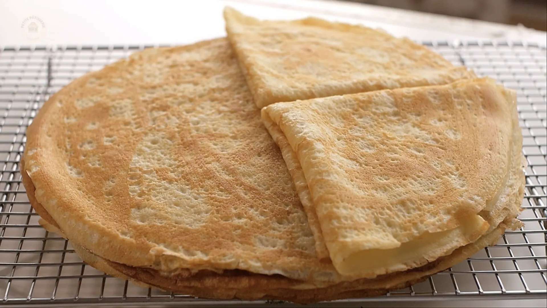 Crêpes maison pliées en triangles prêtes à servir