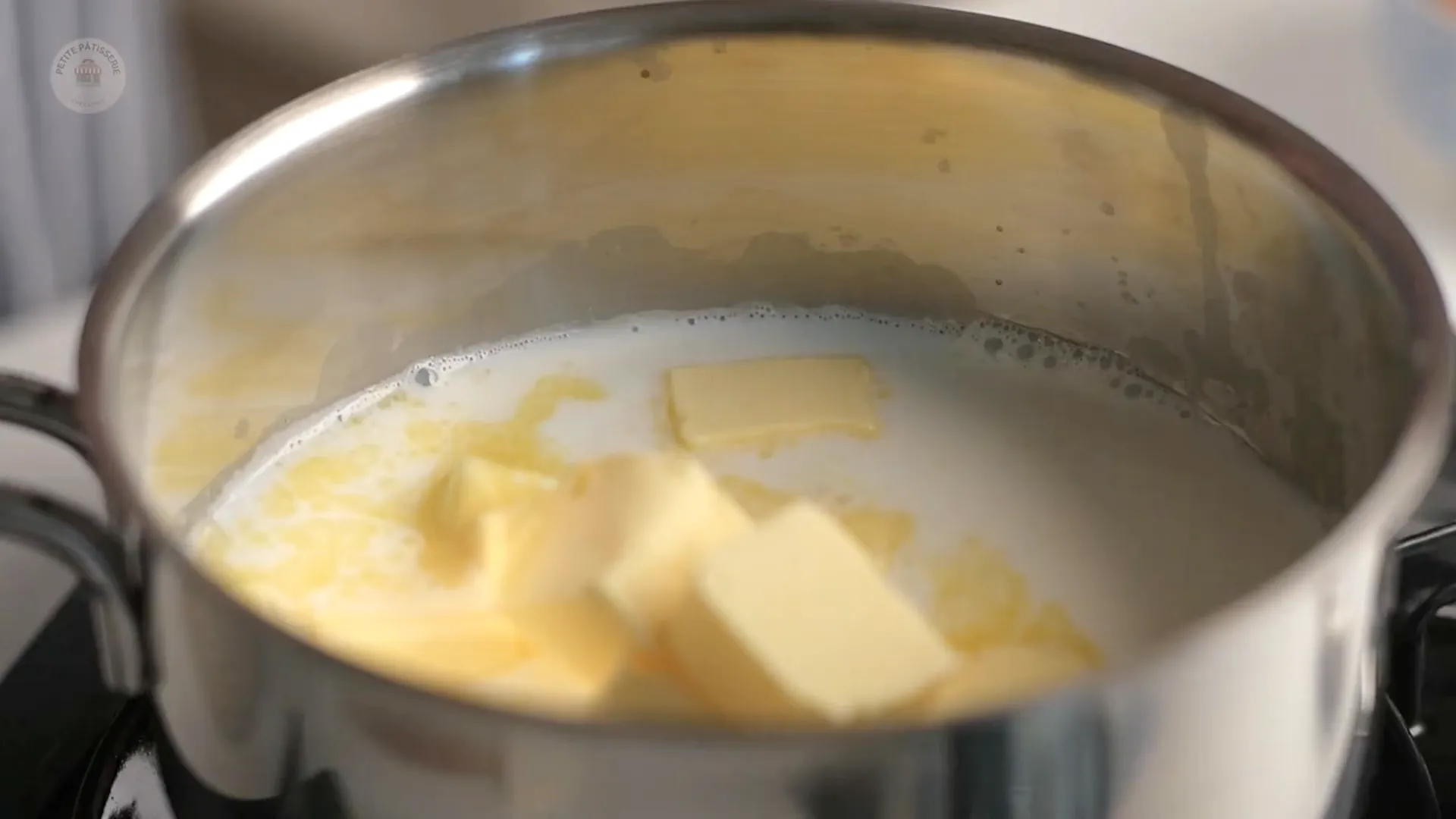 Faire chauffer le lait, l’eau et le beurre dans une casserole