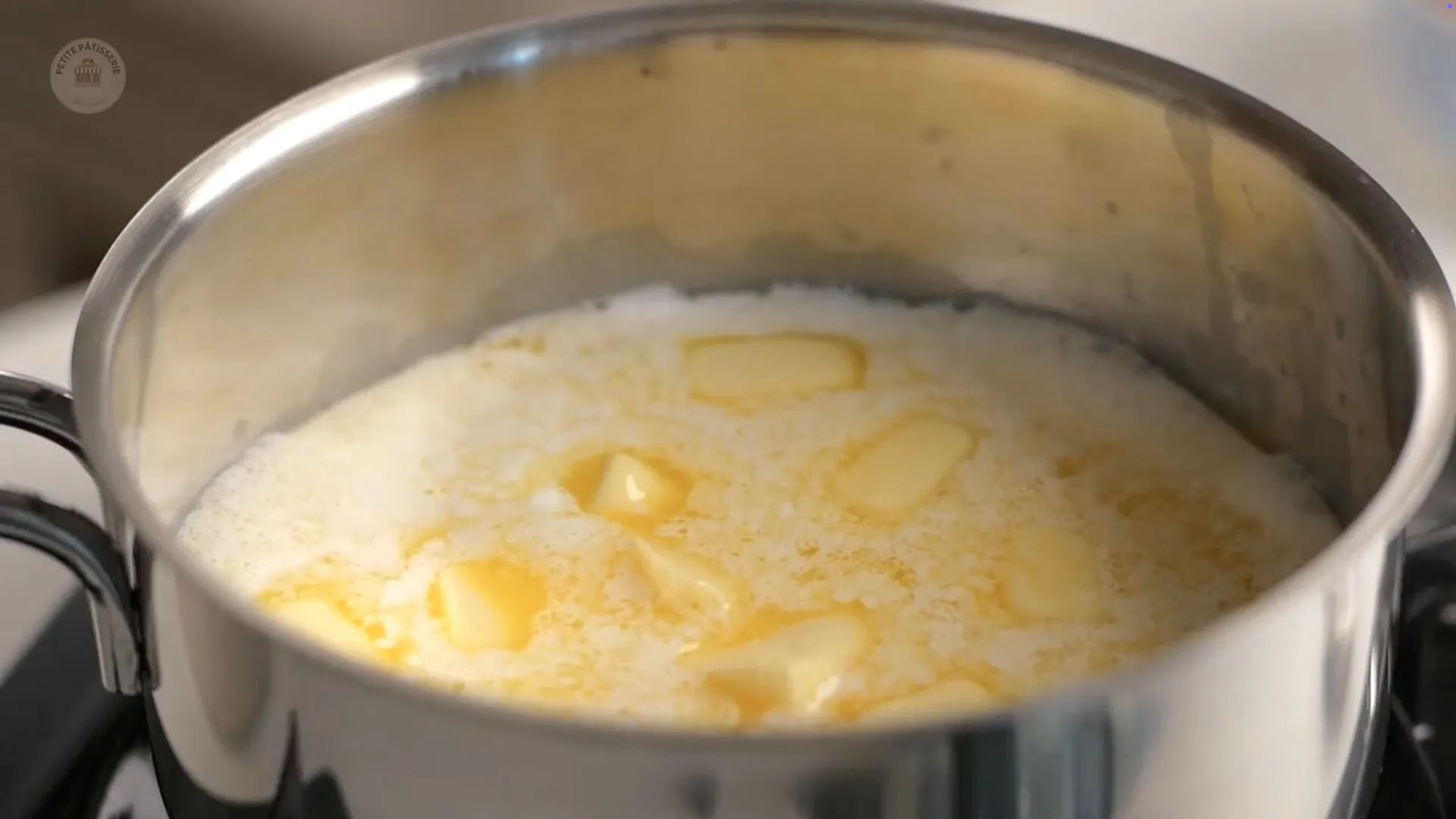 Faire chauffer le lait, l’eau et le beurre dans une casserole