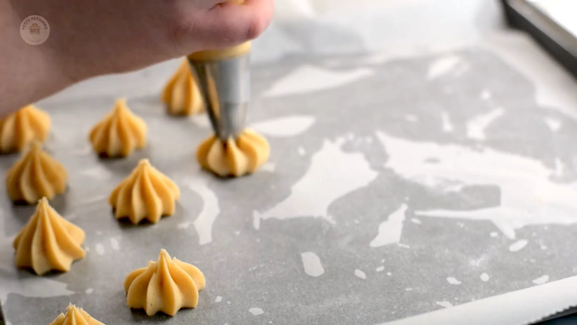 Pochage de la pâte à choux en petits tas réguliers