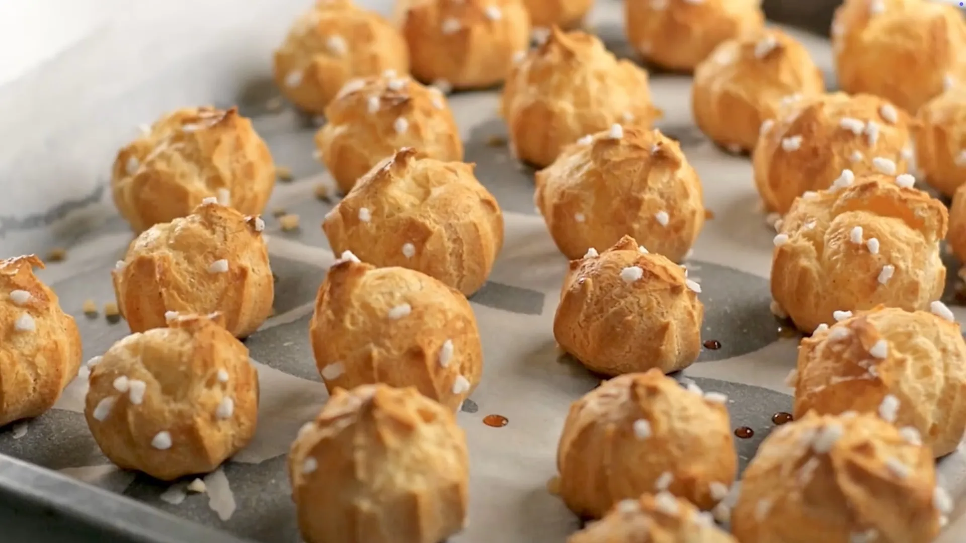 Chouquettes dorées sorties du four