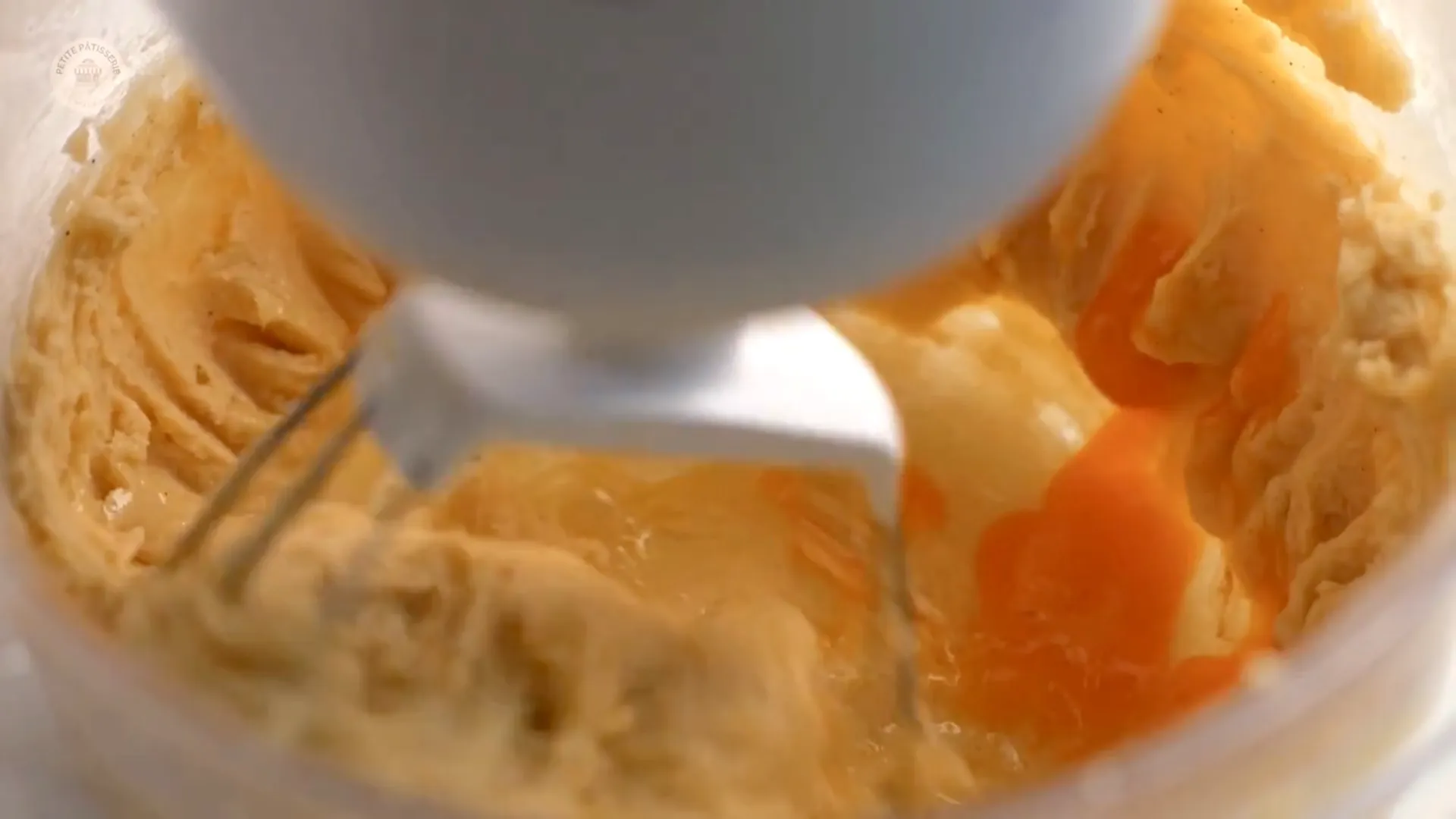 Incorporations des oeufs dans la pâte à choux à l'aide d'un robot