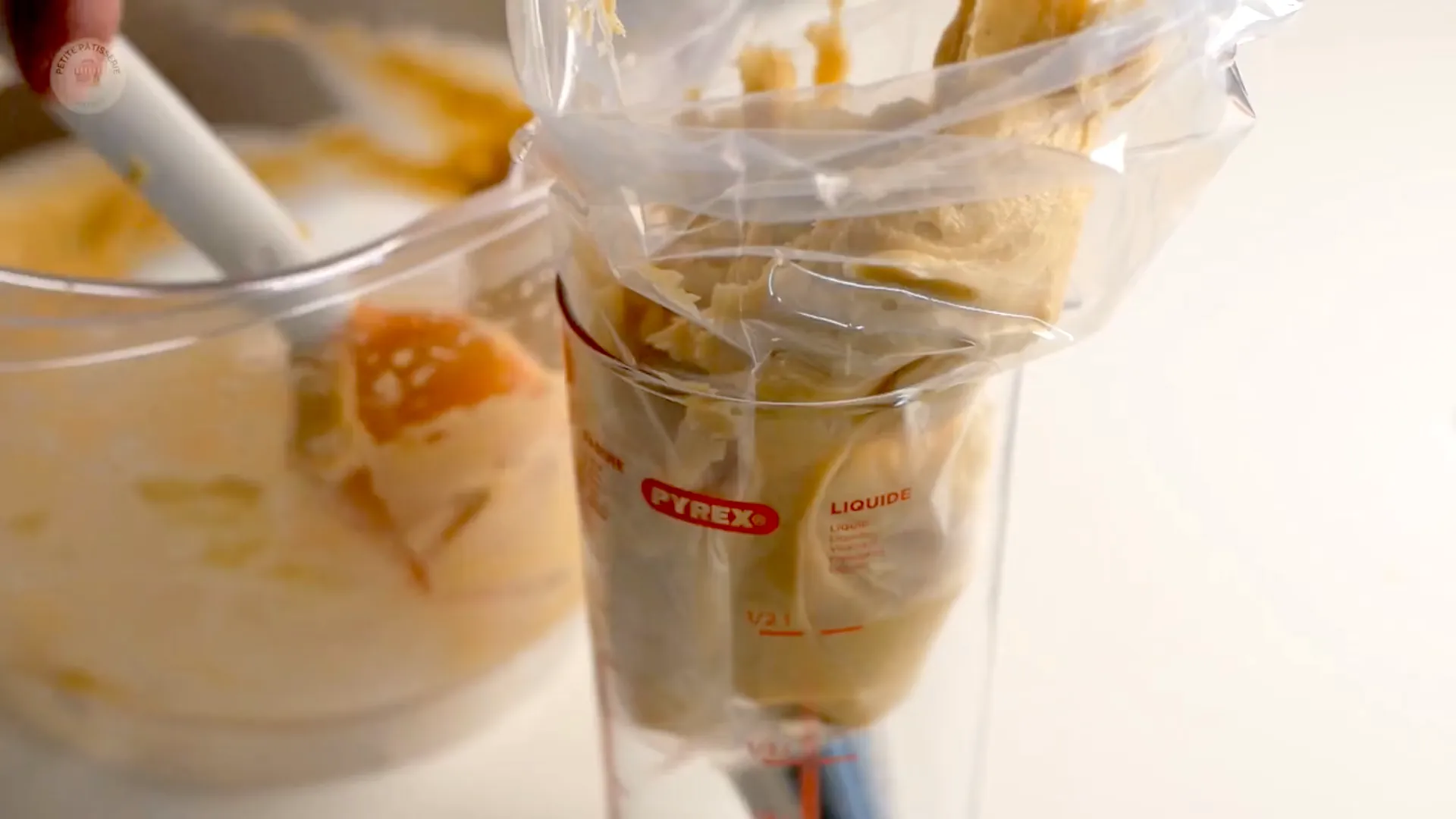 Poche à douille remplie de pâte à choux