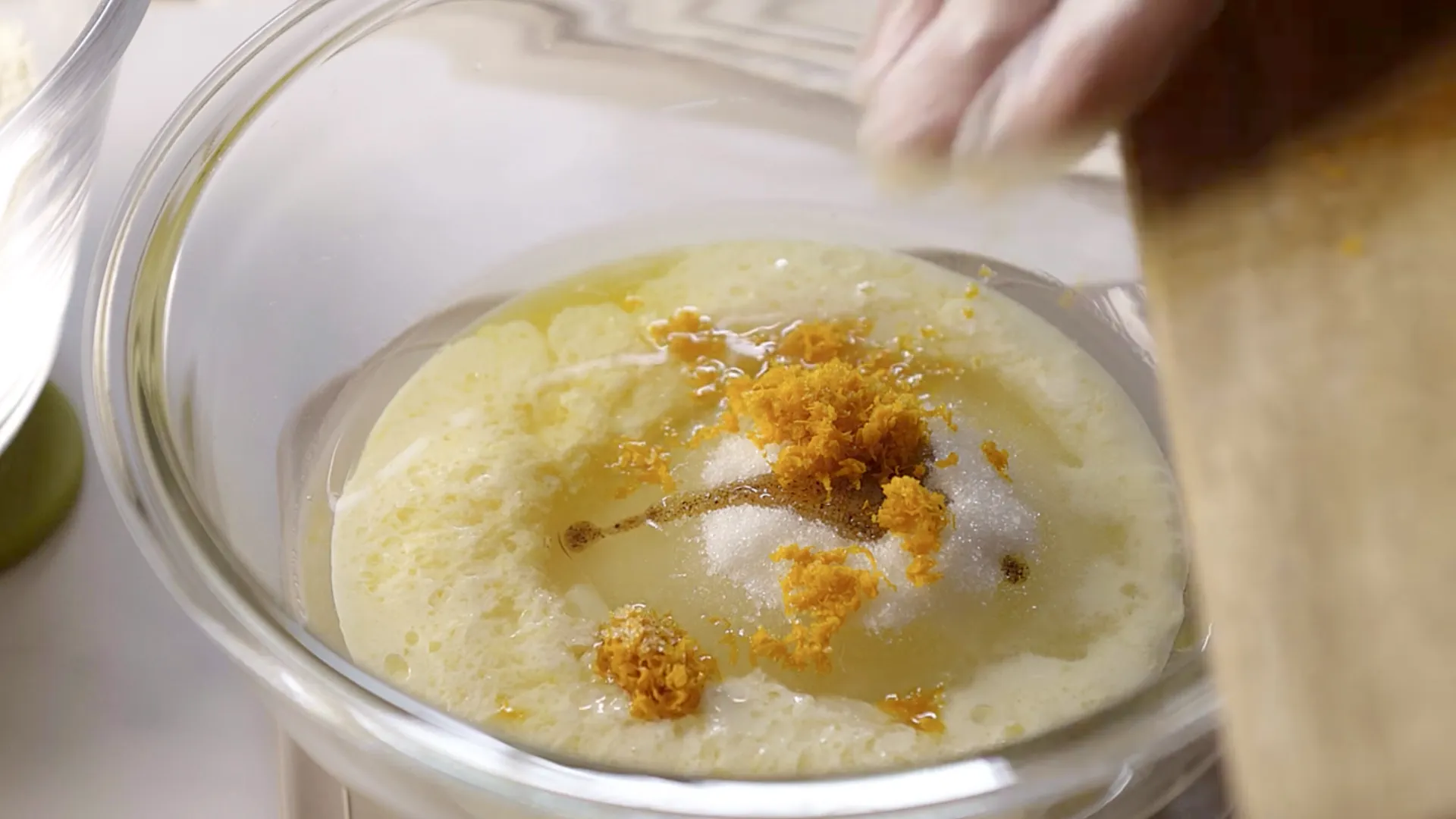 Zeste d’orange fraîchement râpé ajouté au bol