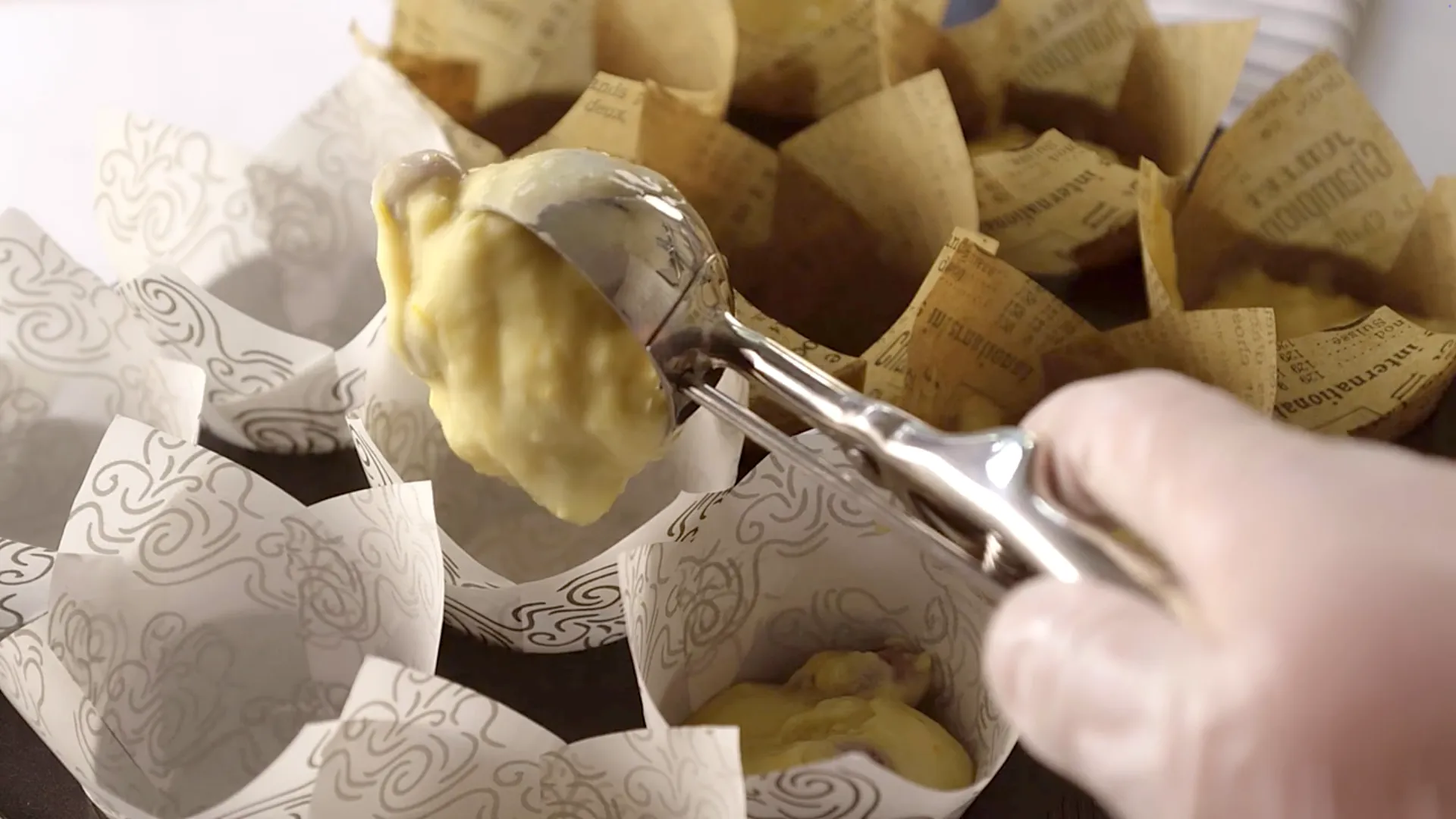 Remplissage des moules à muffins avec la pâte