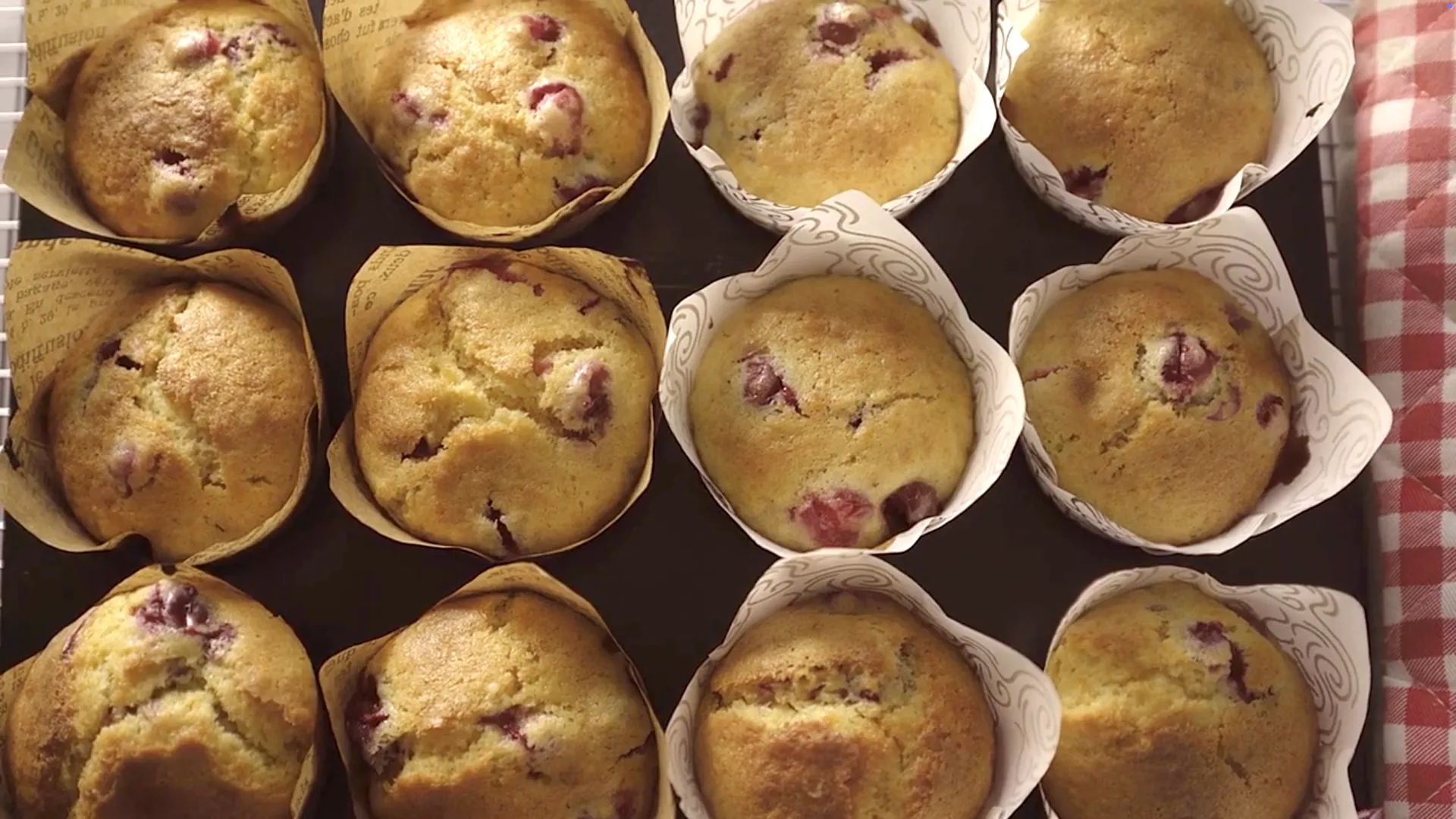 Muffins dorés avec dessus légèrement craquelé