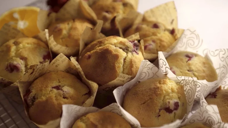 Gros plan sur les muffins cuits, dorés et moelleux