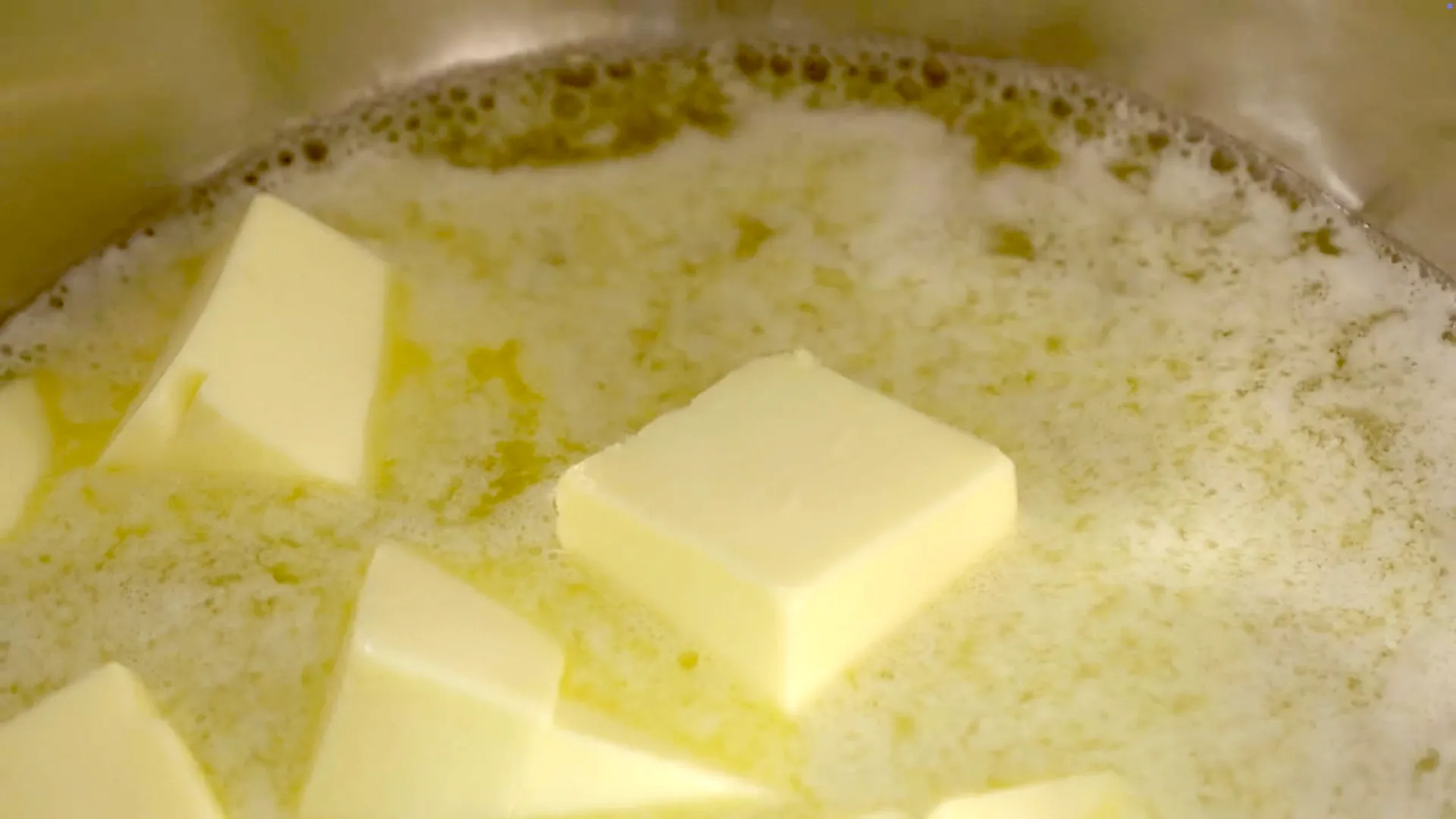 Beurre fondu en cours de cuisson