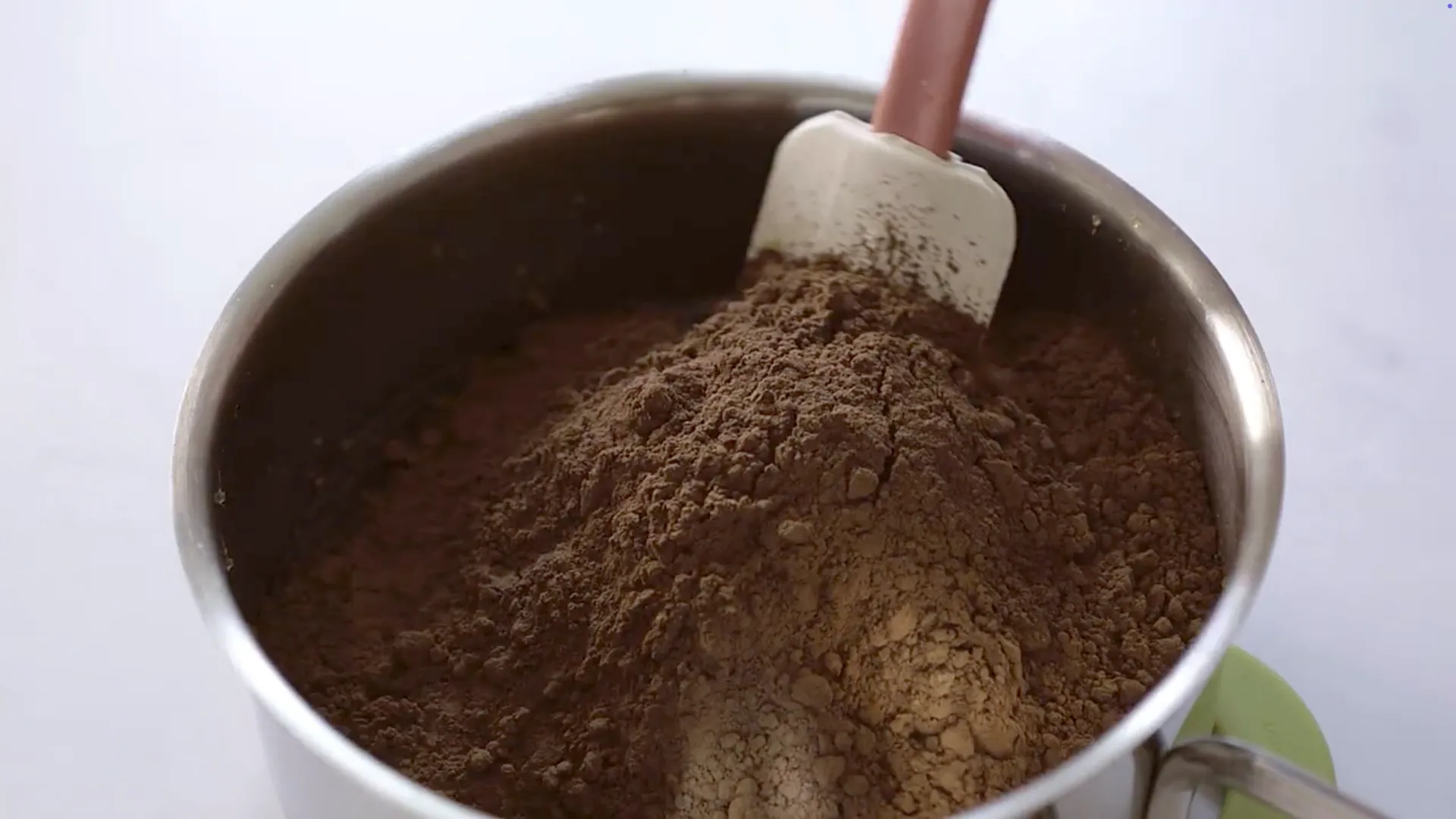 Cacao ajouté à la pâte dans la casserole
