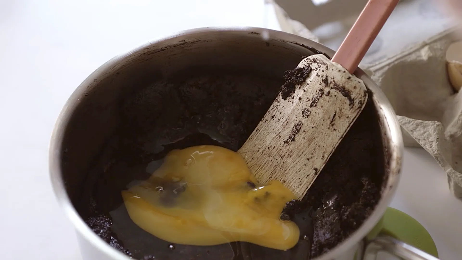 Œufs battus incorporés à la pâte chocolatée