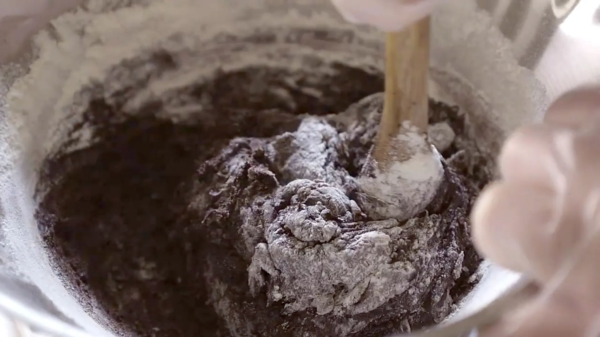 Farine ajoutée et pâte encore fluide