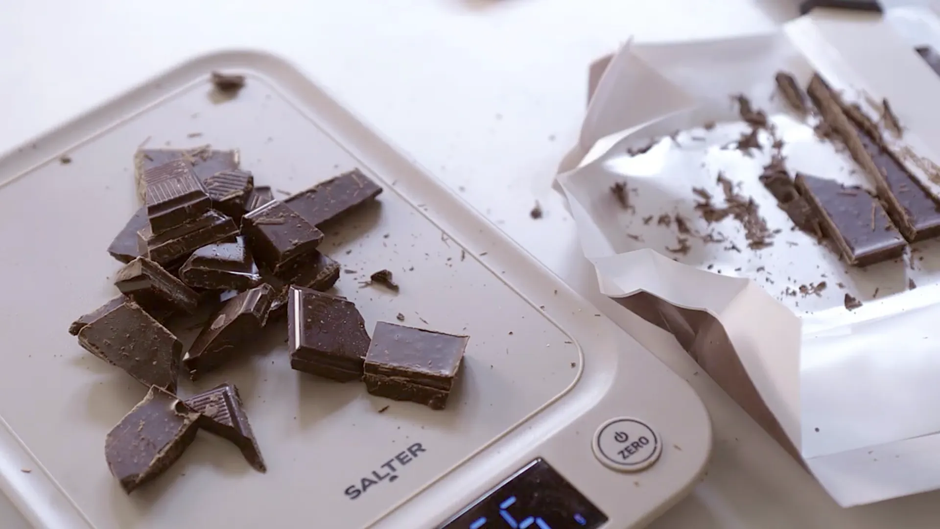 Carrés de chocolat ajoutés dans la pâte