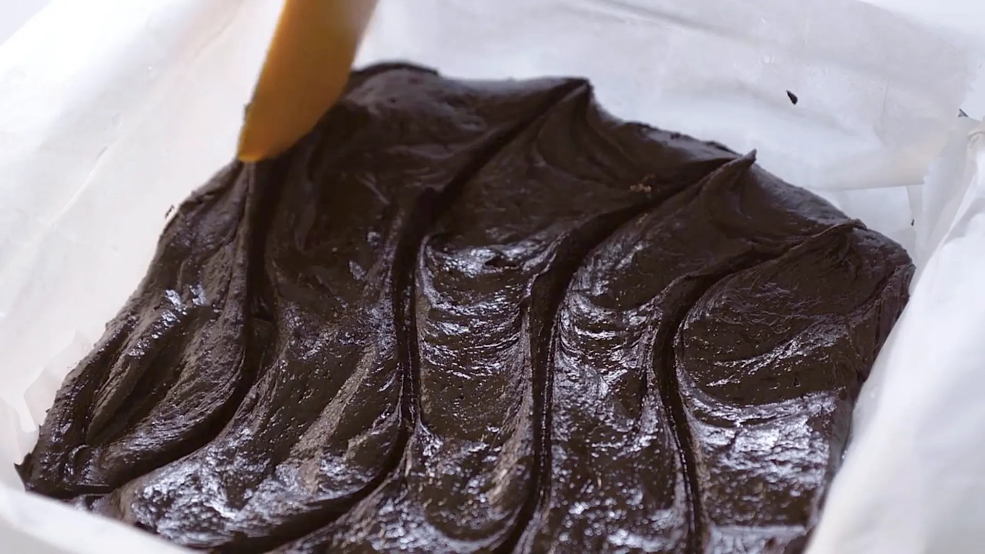 Pâte de brownies dans le moule, surface marbrée